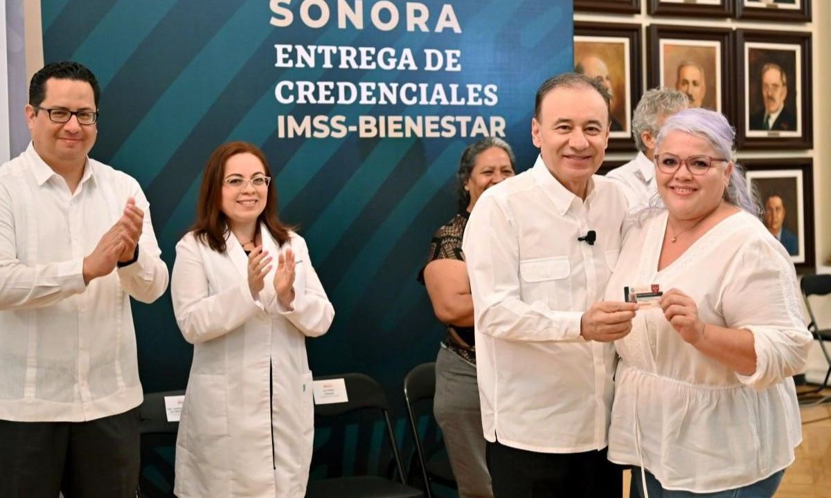 El gobernador de Sonora, Alfonso Durazo, comenzó con la entrega de las primeras 912 credenciales del programa de salud IMSS-Bienestar