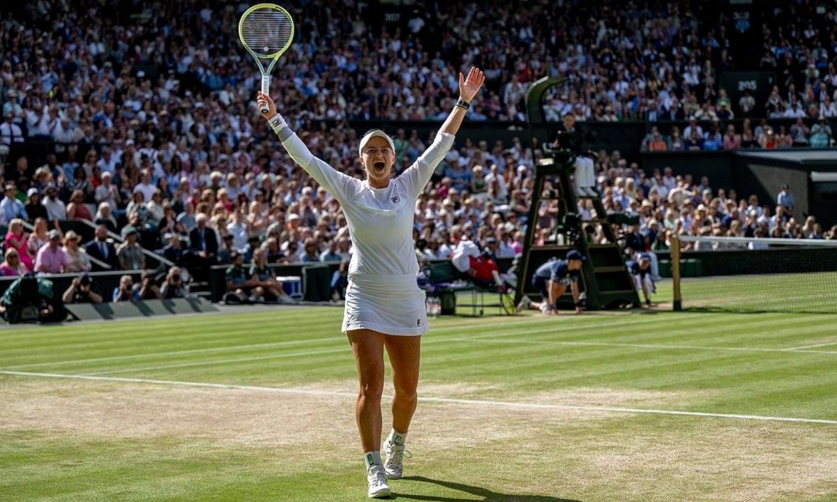 La tenista checa Barbora Krejcikova, que actualmente se encuentra en la posición número 31 del ranking WTA, se coronó esta tarde en Wimbledon