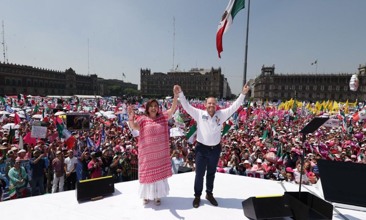 Piden a Amado Avendaño, integrante de Marea Rosa y vocero de Frente Cívico, informar si pagó cierre de campaña de Xóchitl Gálvez, en el Zócalo