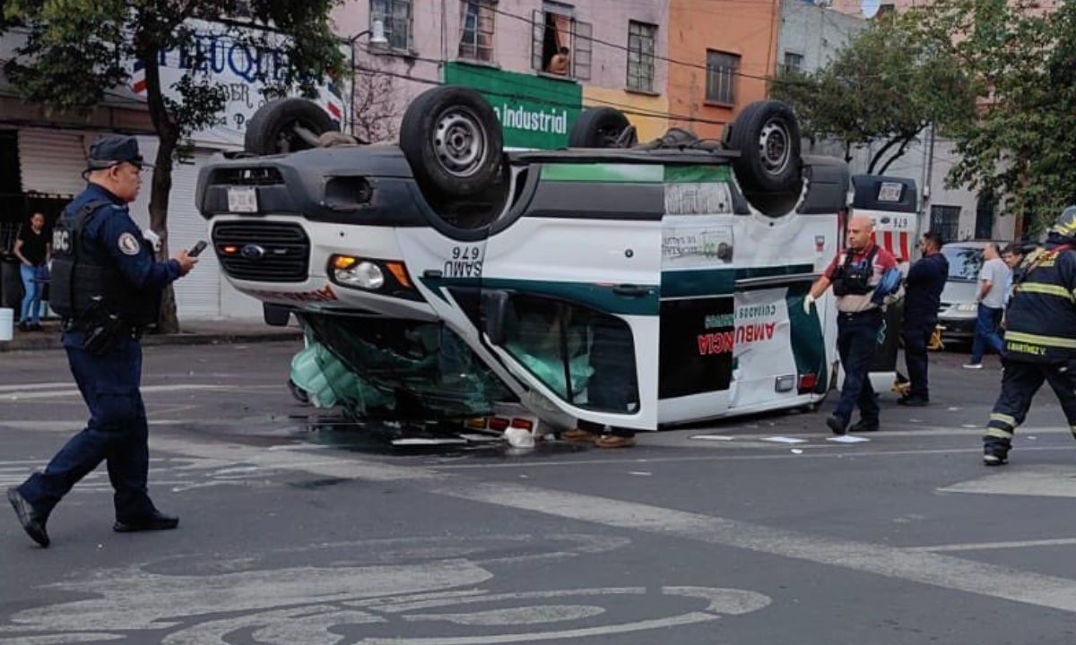 Una ambulancia volcó en un cruce vehicular de la colonia Obrera, en la alcaldía Cuauhtémoc, luego de ser impactada por un automóvil