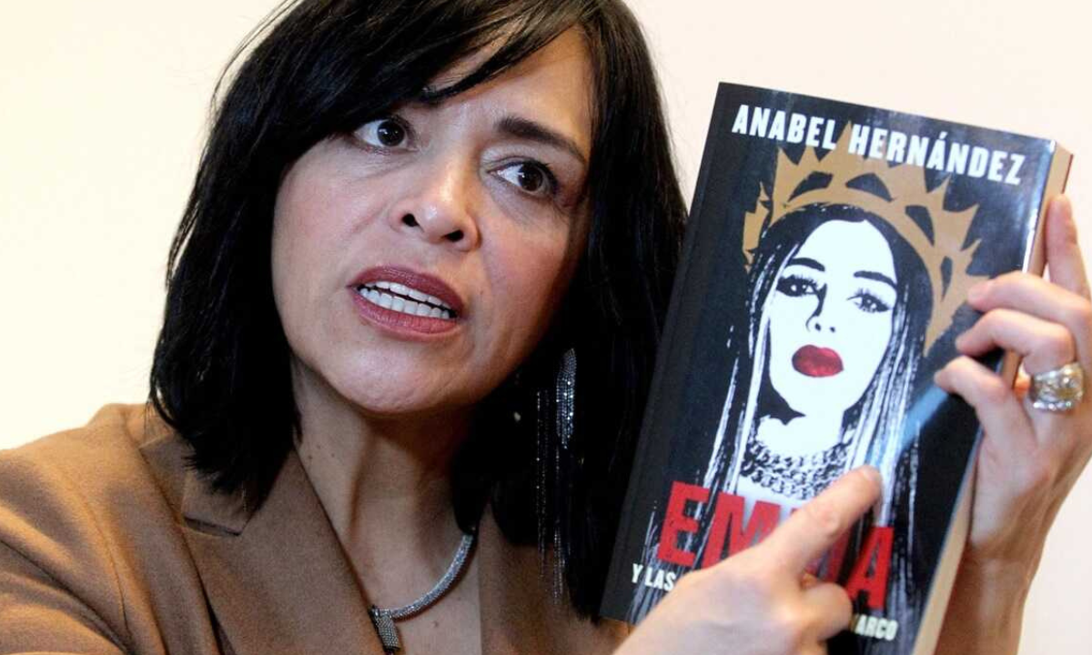 Anabel Hernández portadora de varios libros importantes.