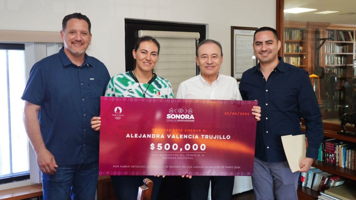 Entrega Durazo estímulo económico a Alejandra Valencia por actuación en Juegos Olímpicos