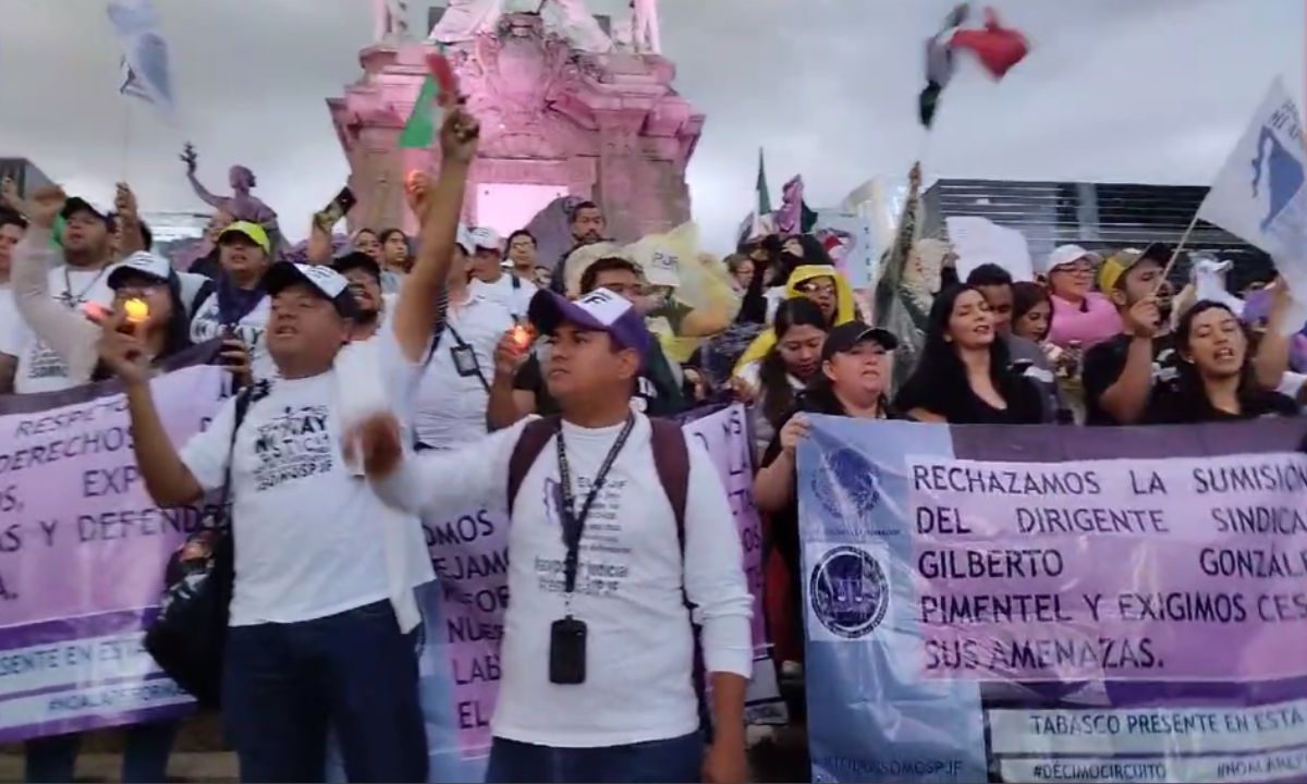 Trabajadores judiciales protestan en el Ángel de la Independencia