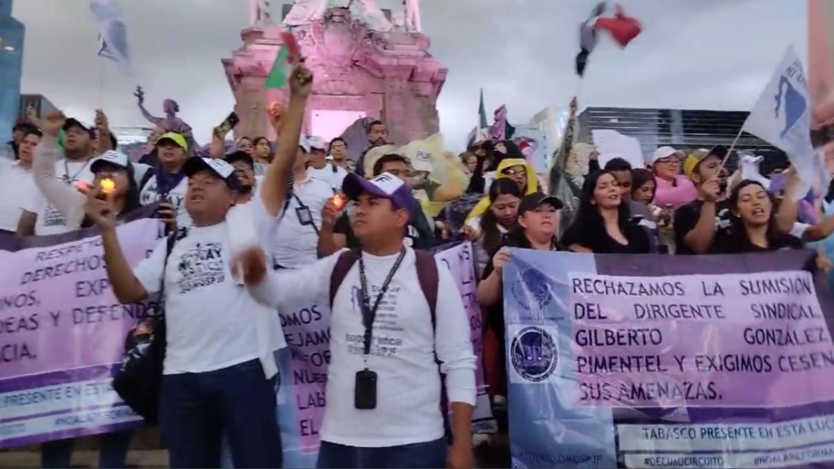 Trabajadores judiciales protestan en el Ángel de la Independencia