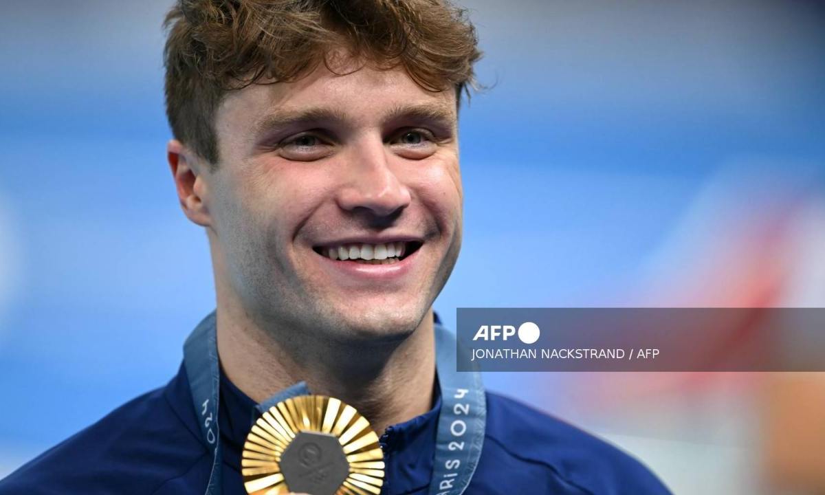 El nadador estadounidense, Bobby Finke, revalidó este domingo el oro olímpico de los mil 500 metros libres y batió el récord mundial.