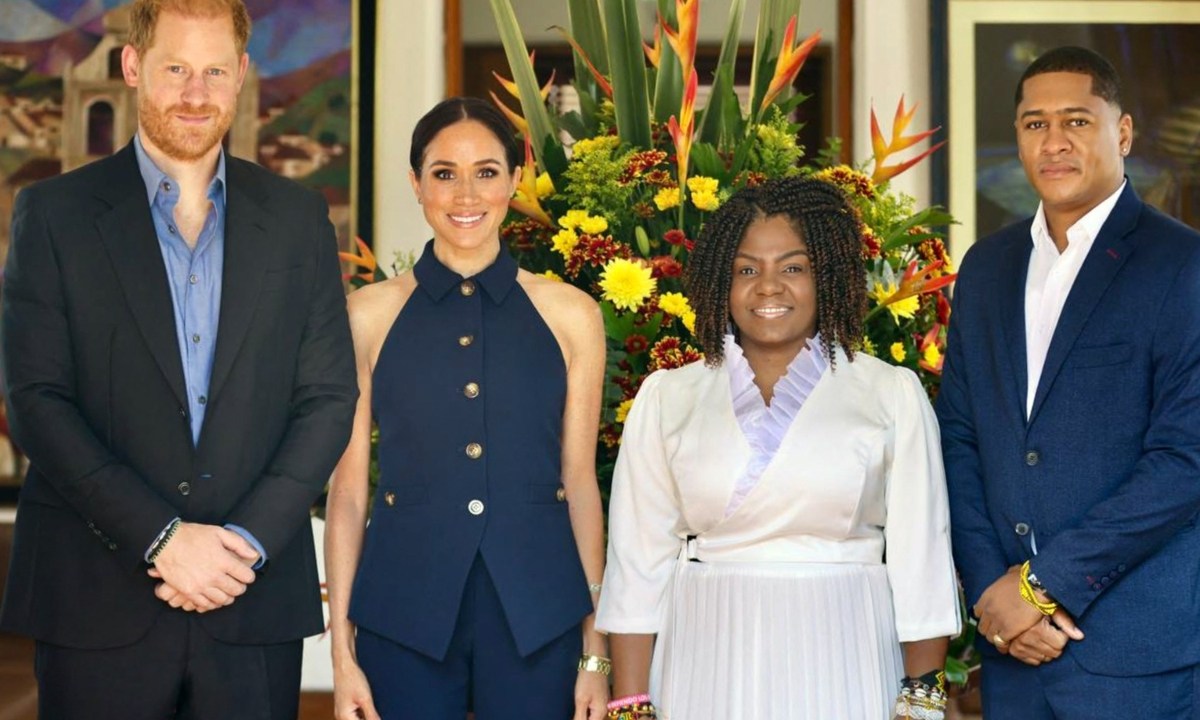 Fotografía difundida por la oficina de prensa de la Vicepresidencia de Colombia que muestra al príncipe Harry, duque de Sussex, y su esposa Meghan con la vicepresidenta colombiana Francia Márquez) y su esposo Yernei Pinillo en Bogotá. FOTO AFP