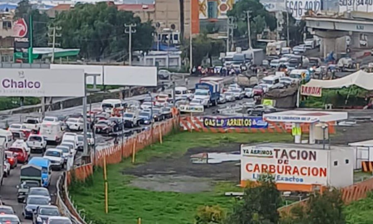 Mantienen bloqueo damnificados de Chalco en la México-Cuautla; exigen solución por inundaciones