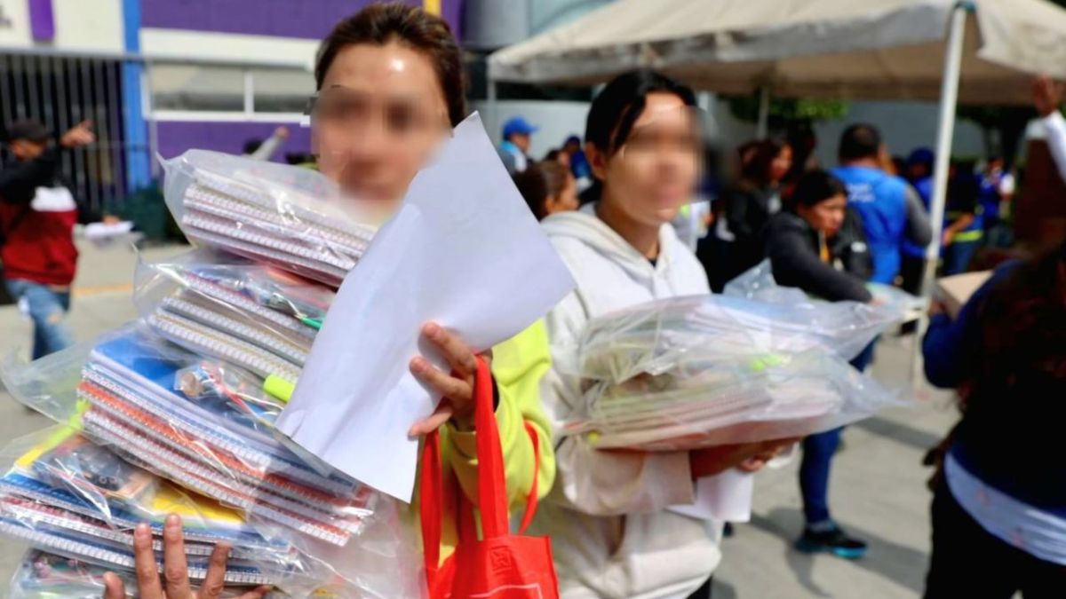 Impulsa Coyoacán educación con entrega de paquetes de útiles