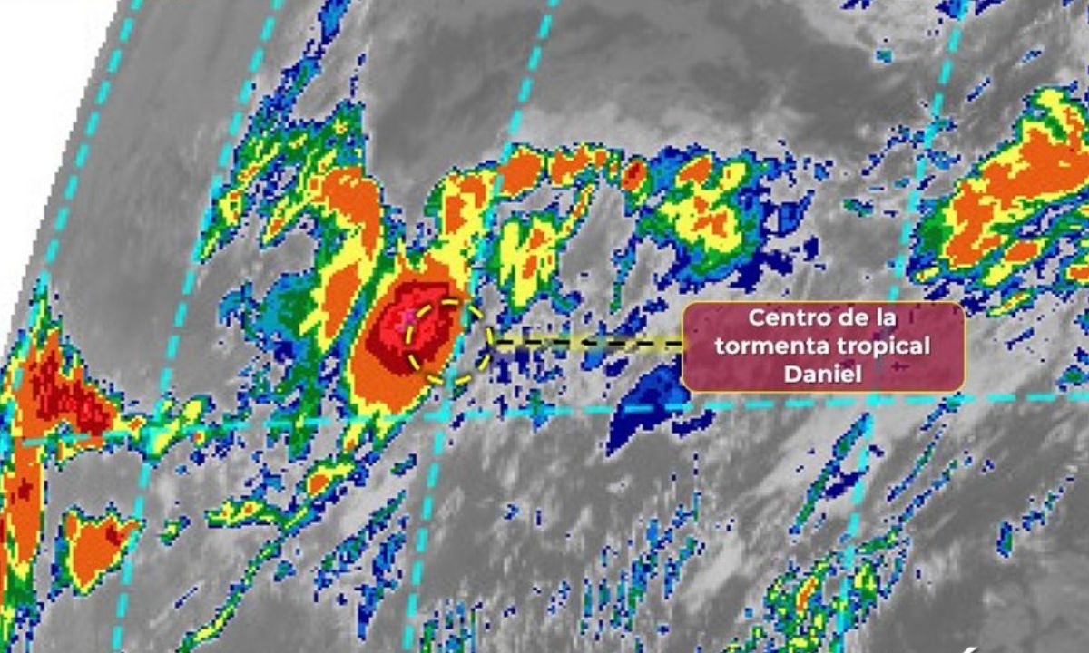 El epicentro de la tormenta se encuentra a 2, 410 km al oeste-suroeste de Cabo San Lucas, Baja California Sur