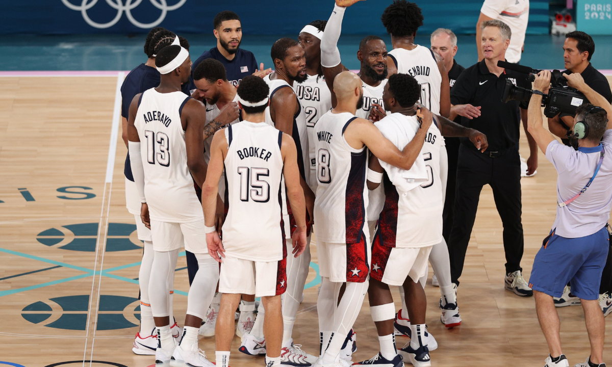 En un encuentro histórico, el seleccionado de básquetbol de Estados Unidos remontó a Serbia para disputar el oro contra Francia.