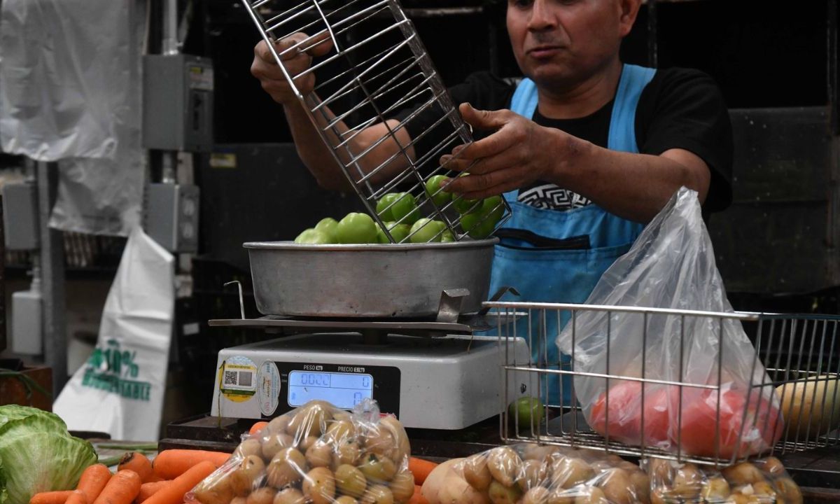 Caen las ventas al menudeo al séptimo mes del año