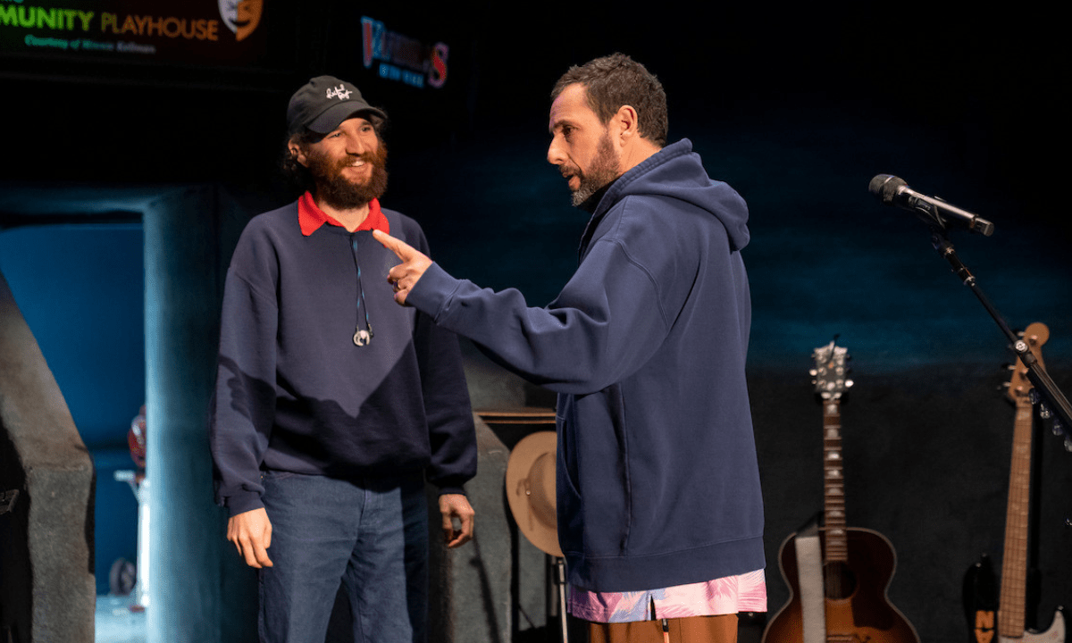 Josh Safdie y Adam Sandler en el set de "Love You".