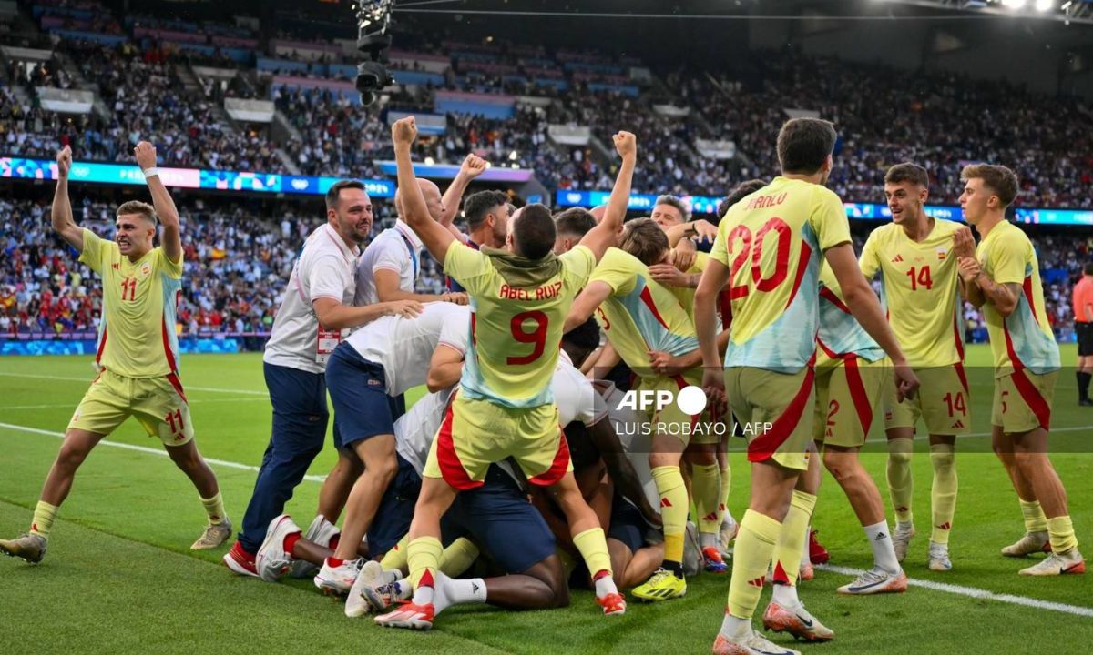 Los jugadores de España celebran la victoria al final del partido de fútbol por la medalla de oro masculina entre Francia y España durante los Juegos Olímpicos de París 2024