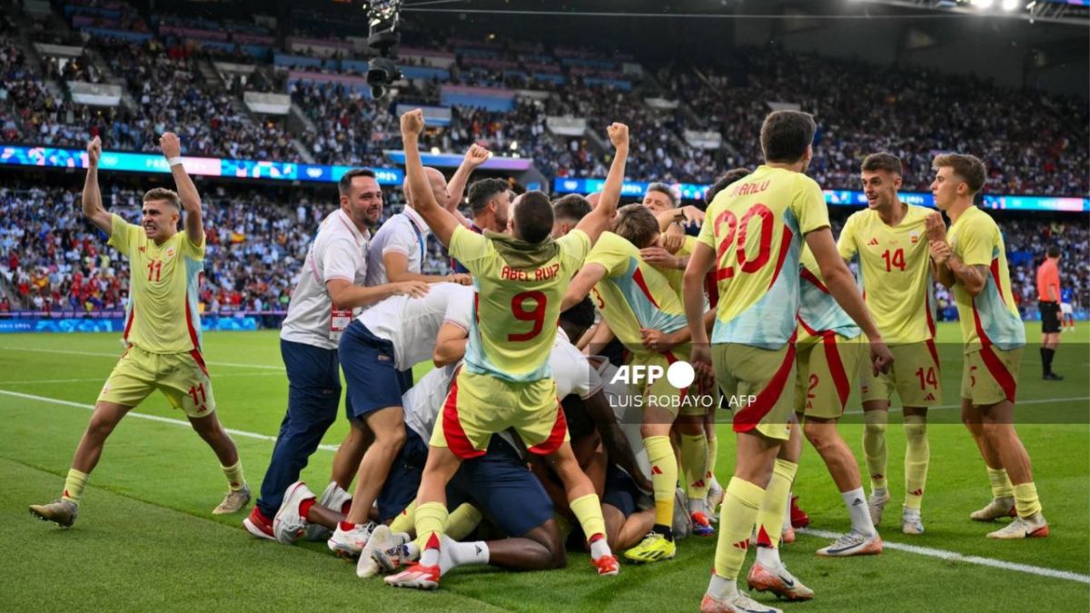 Los jugadores de España celebran la victoria al final del partido de fútbol por la medalla de oro masculina entre Francia y España durante los Juegos Olímpicos de París 2024