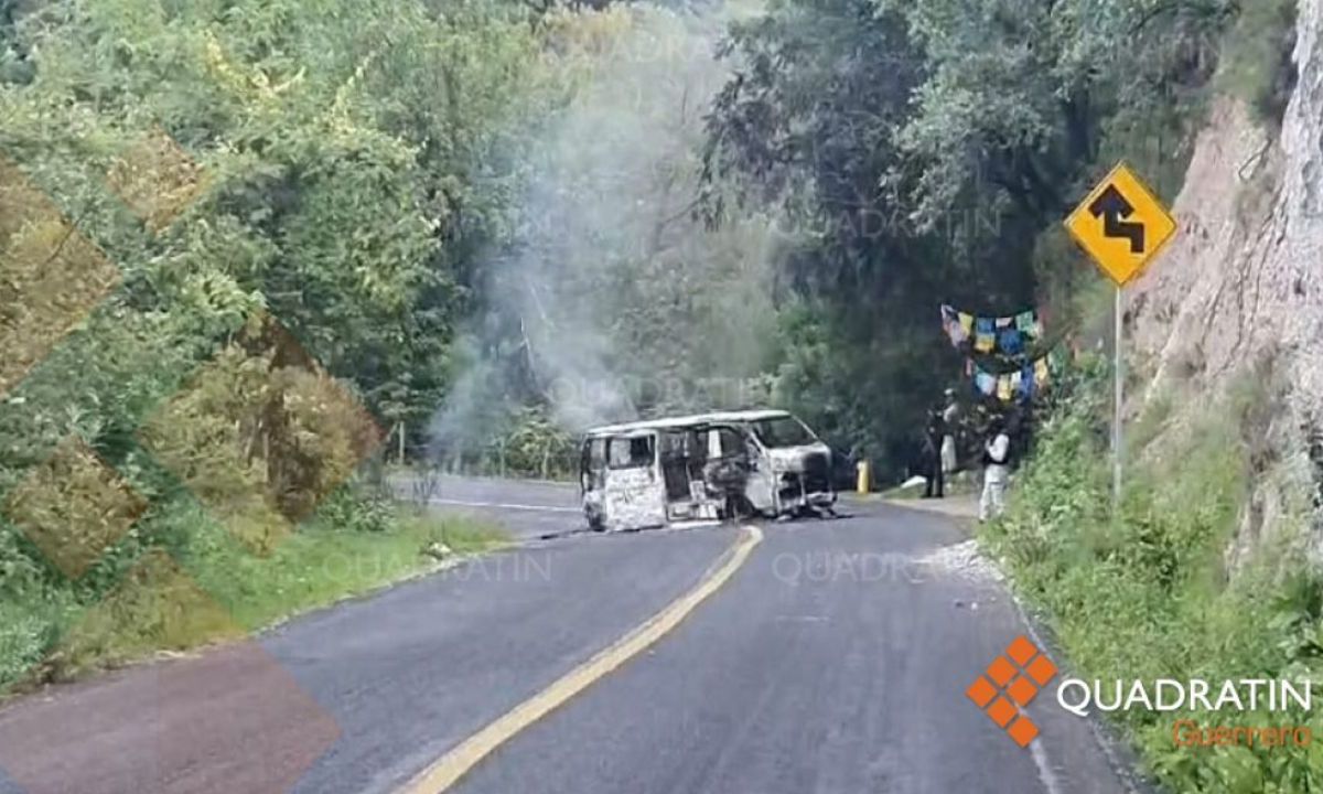 Comando baja a chofer, pasajeros y quema una urvan en Guerrero