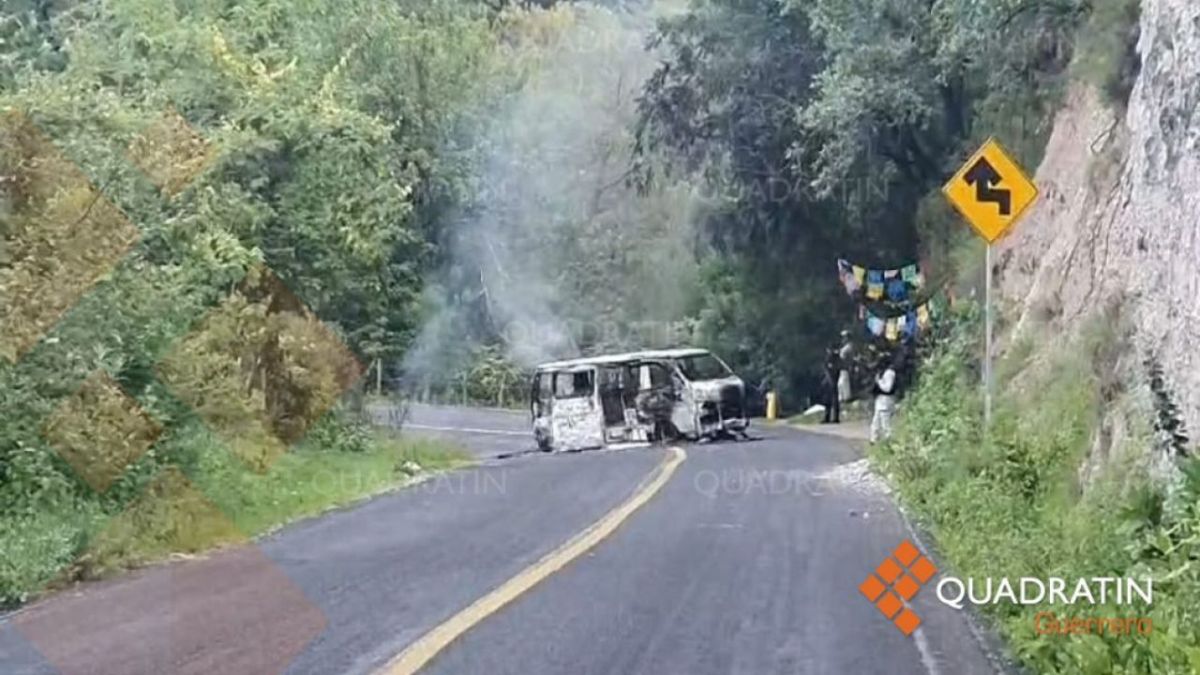 Comando baja a chofer, pasajeros y quema una urvan en Guerrero