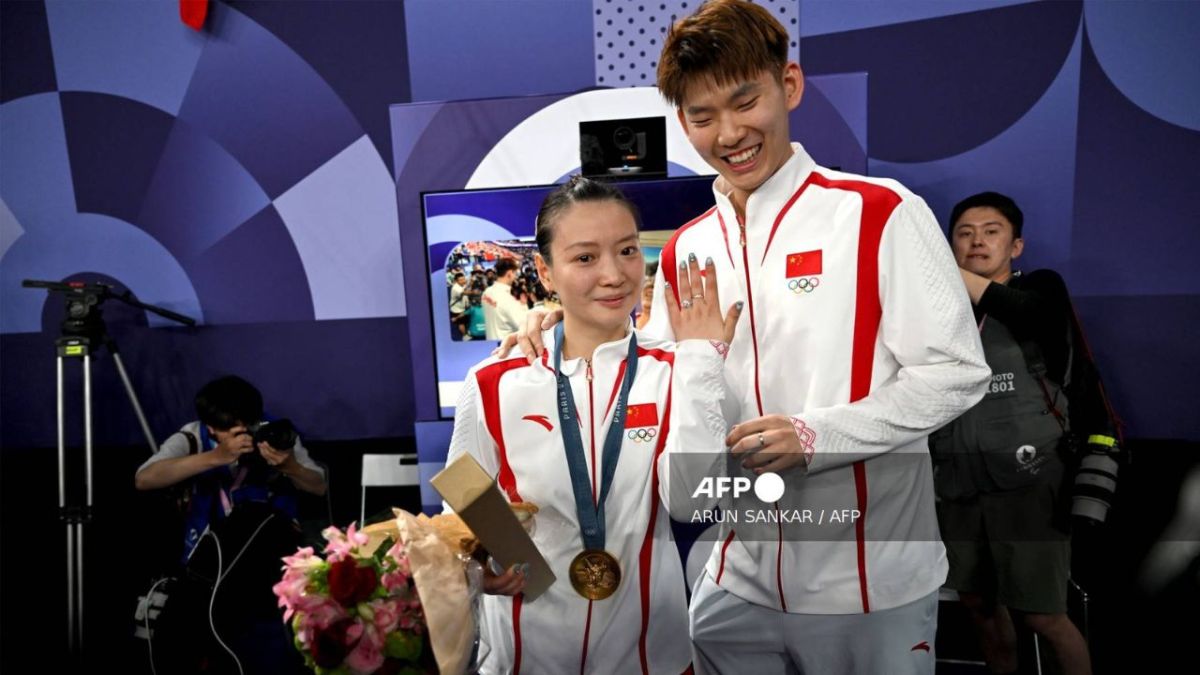 La medallista de oro de China, Huang Ya Qiong, posa con su anillo de compromiso después de aceptar una propuesta de matrimonio de su pareja Liu Yuchen