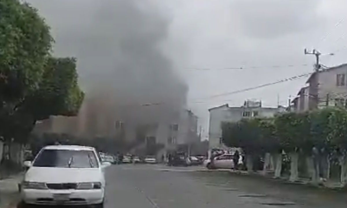 Incendio consume edificio en Jiutepec; no hay heridos