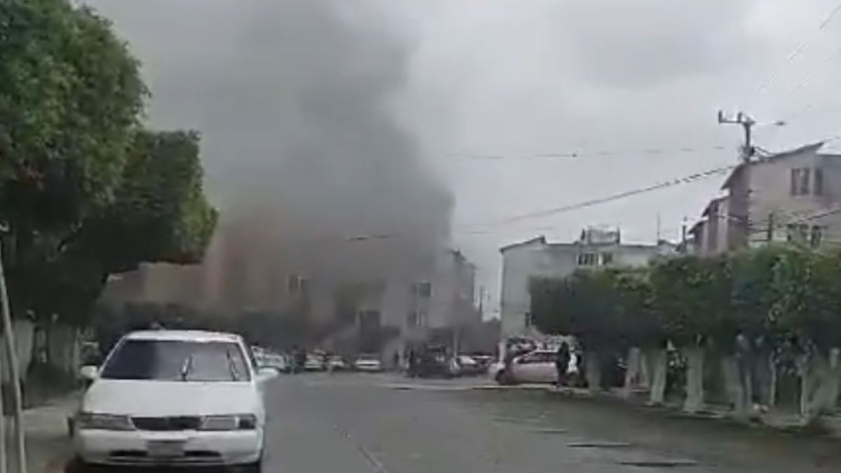 Incendio consume edificio en Jiutepec; no hay heridos