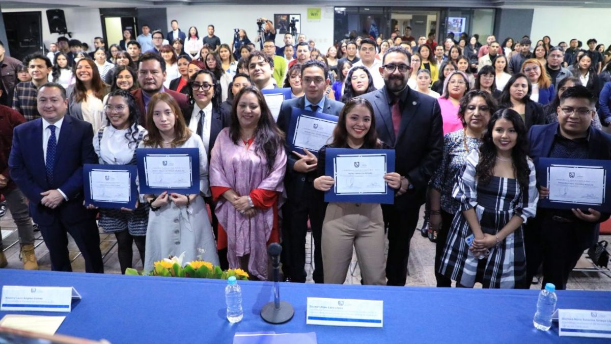 Reconoce FGJCDMX a egresados que prestaron su servicio a la institución