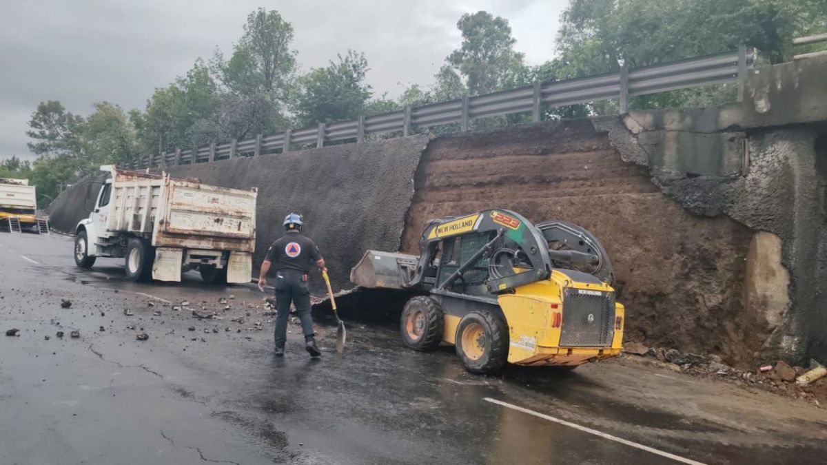 Lluvias provocan deslaves y encharcamientos en la capital