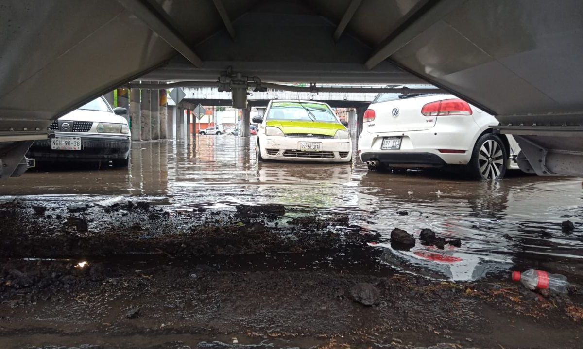 Lluvias en Toluca provocan encharcamientos y caos vial