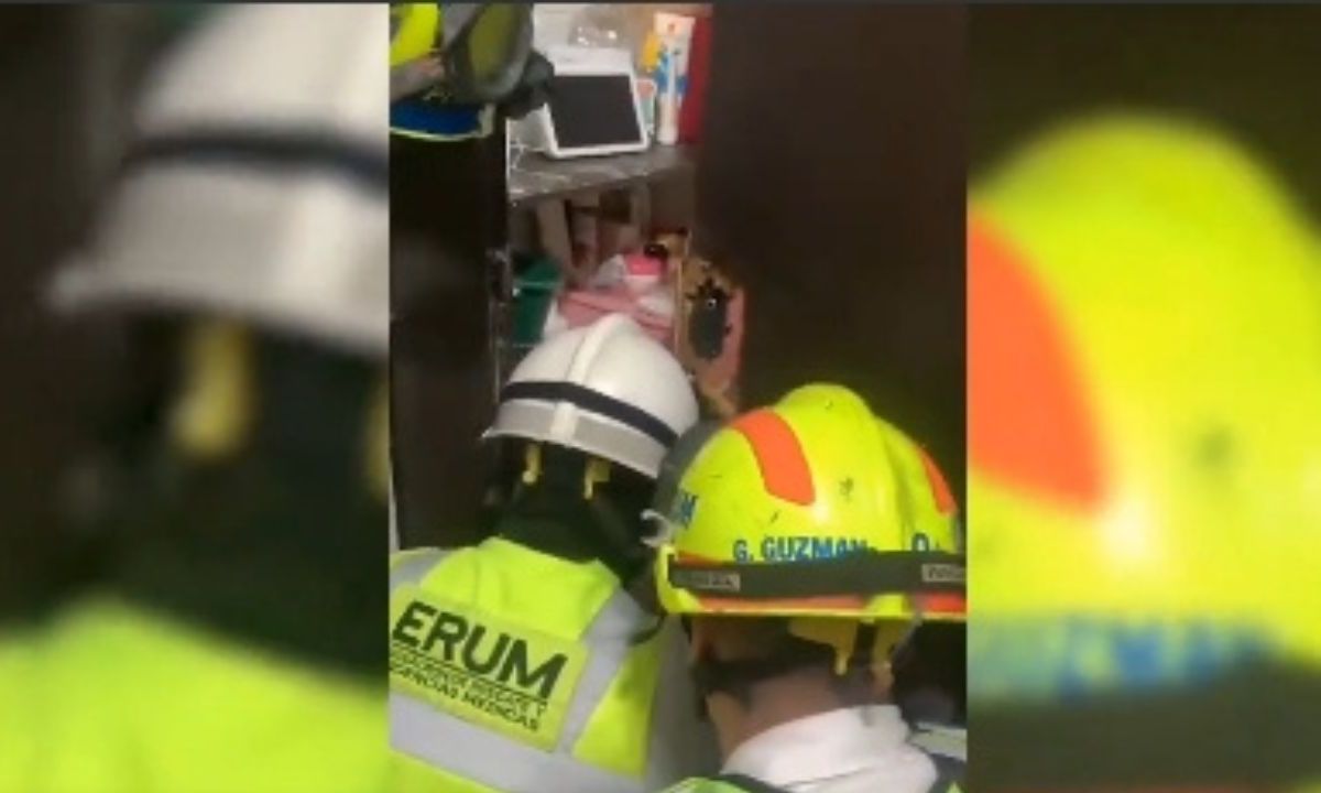 Rescatan a bebé encerrada en el baño de un departamento