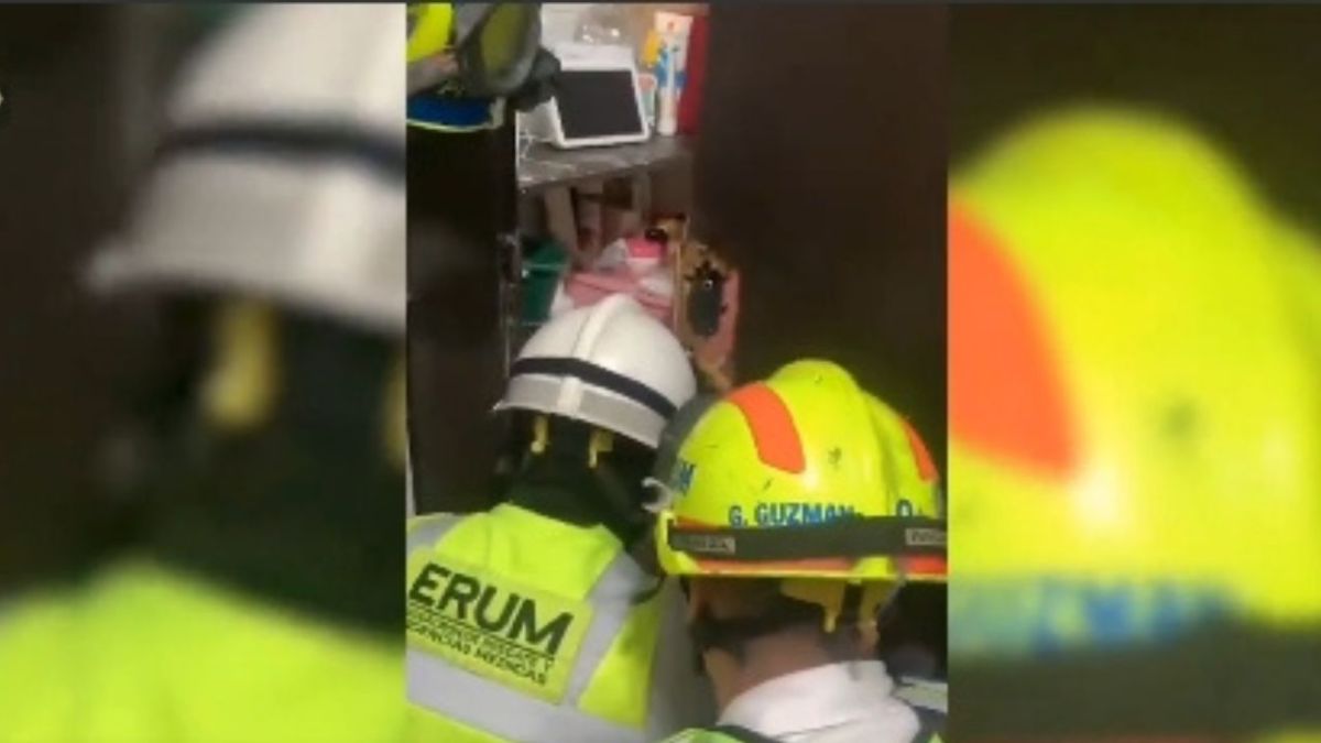 Rescatan a bebé encerrada en el baño de un departamento