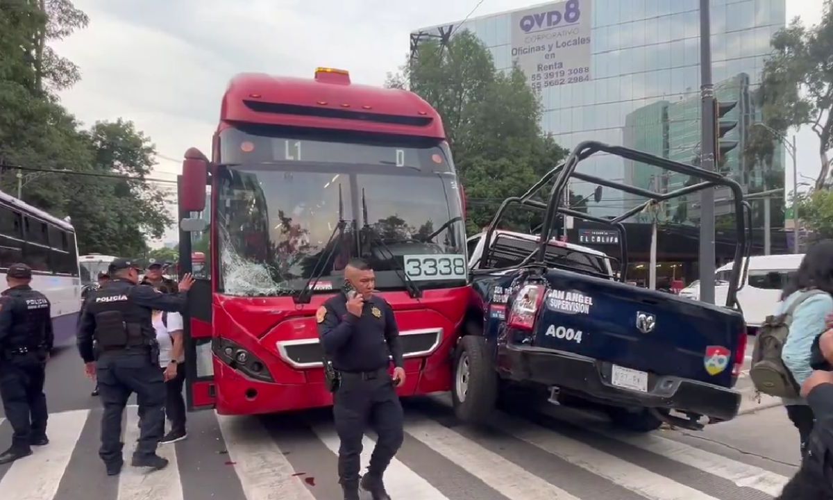 Chocan patrulla y unidad de Metrobús en estación Altavista de L1