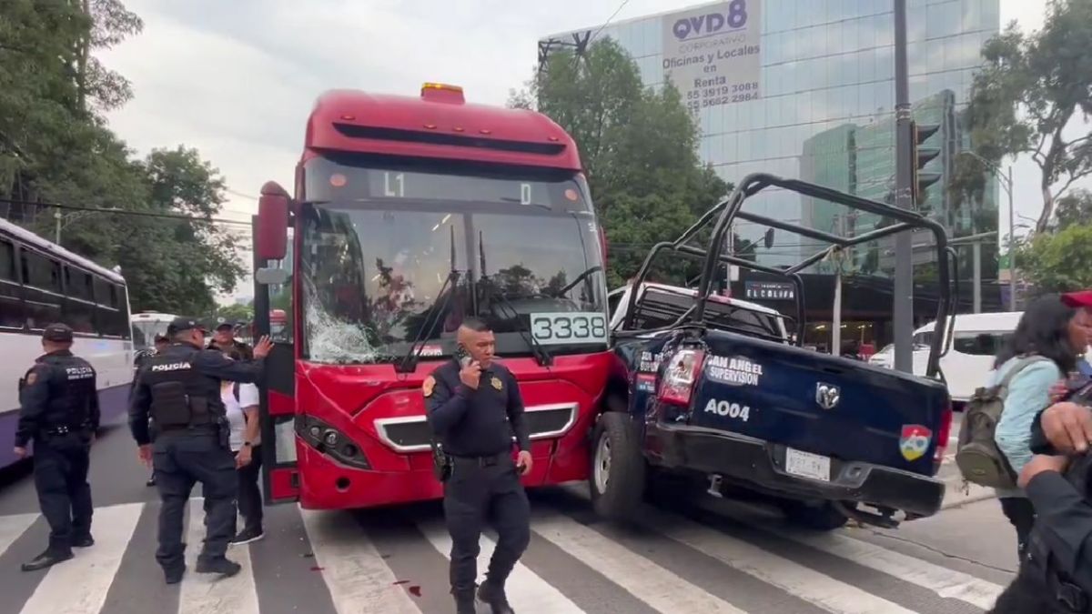 Chocan patrulla y unidad de Metrobús en estación Altavista de L1