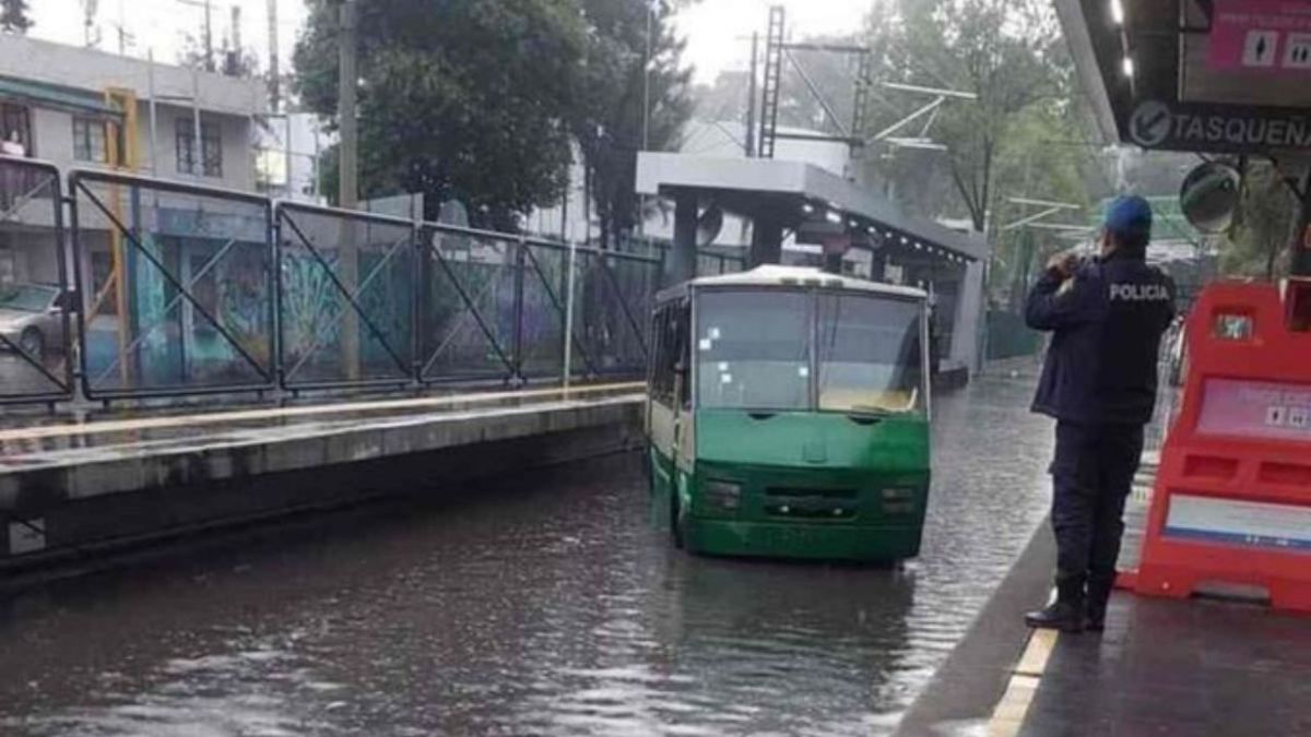 Queda varado microbús en vías del Tren Ligero de la estación Huipulco