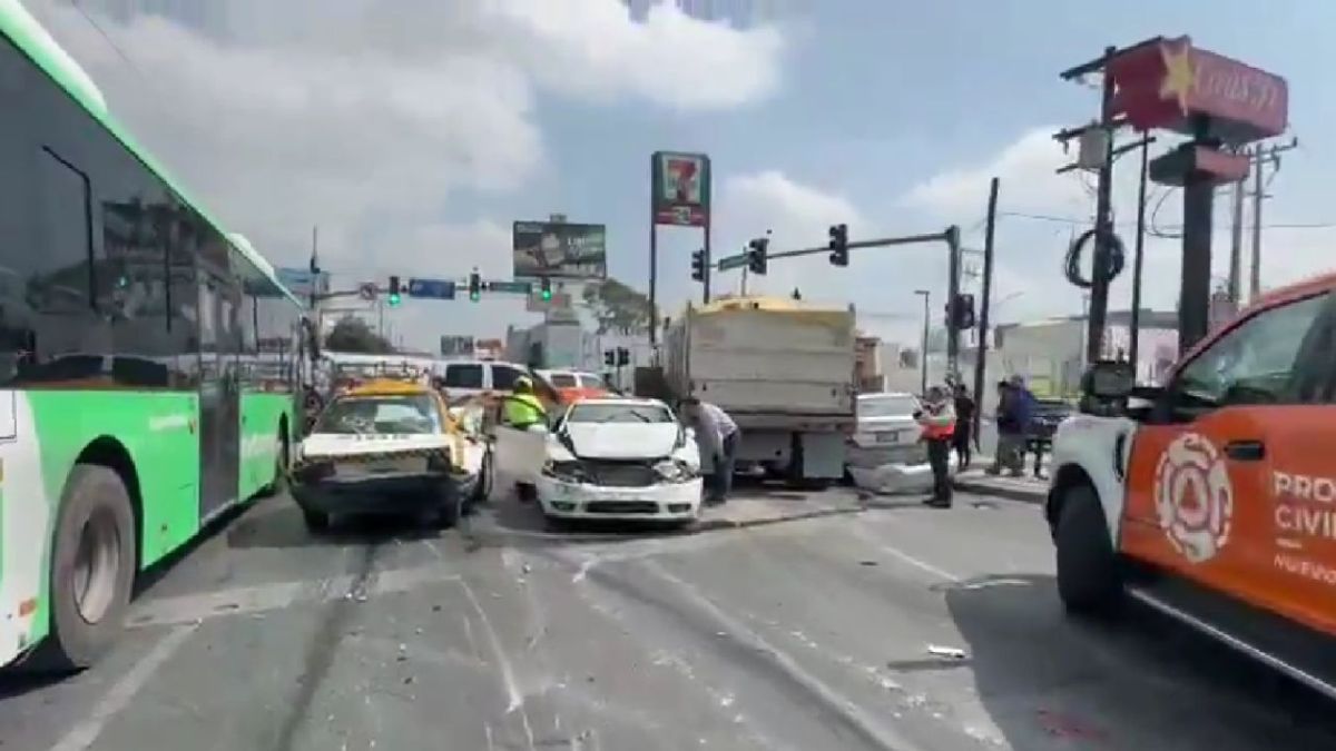 Una carambola -que involucró a al menos 9 vehículos- dejó un saldo de 7 heridos en Monterrey