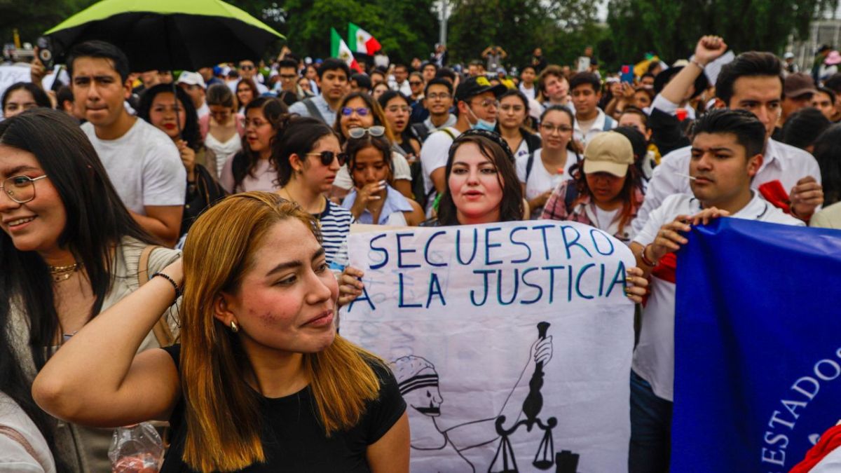 Estudiantes de Derecho en la UNAM marcharon en conjunto con Trabajadores del Poder judicial desde su facultad en CU hasta la sede del Consejo de la Judicatura Federal