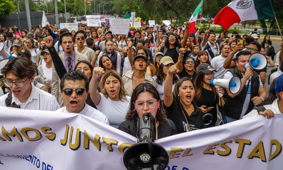 Derecho UNAM marcha a favor del Judicial y contra la reforma