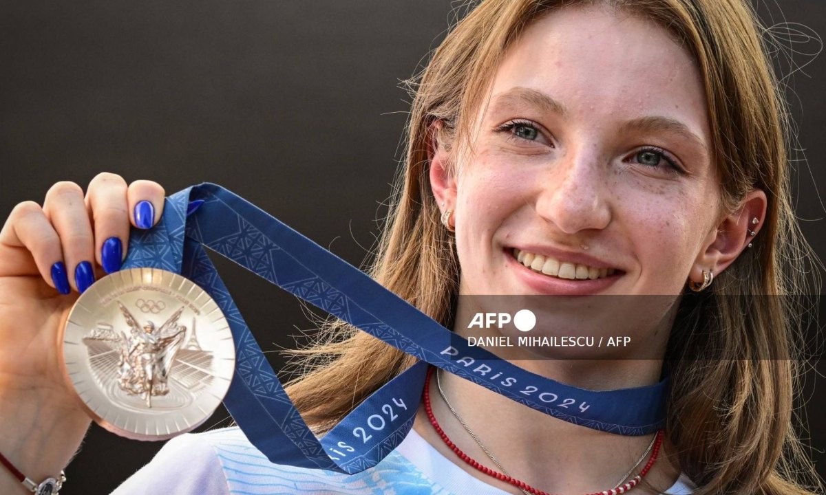 La gimnasta rumana, Ana Barbosu, recibió su medalla de bronce de la prueba individual de suelo de los Juegos Olímpicos de París 2024.