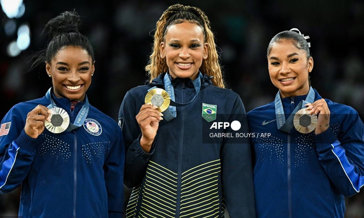 La brasileña Rebeca Andrade le arrebató este lunes la medalla de oro a la estadounidense Simone Biles, en la prueba de ejercicios de suelo