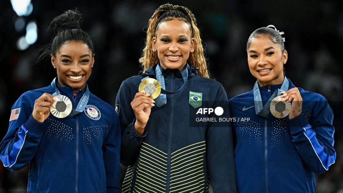 La brasileña Rebeca Andrade le arrebató este lunes la medalla de oro a la estadounidense Simone Biles, en la prueba de ejercicios de suelo