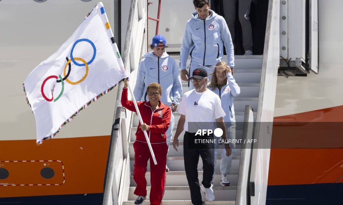 La bandera olímpica llegó a Los Ángeles y , con ello, una presión para organizar unos Juegos a la altura de los que se vivieron en París