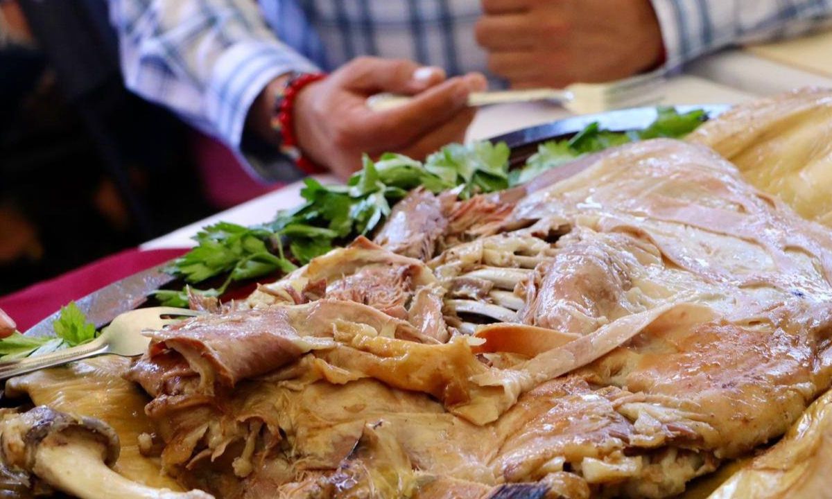 Los borregos que se utilizarán para la barbacoa son pastoreados en las comunidades locales, lo que garantiza un producto de la más alta calidad