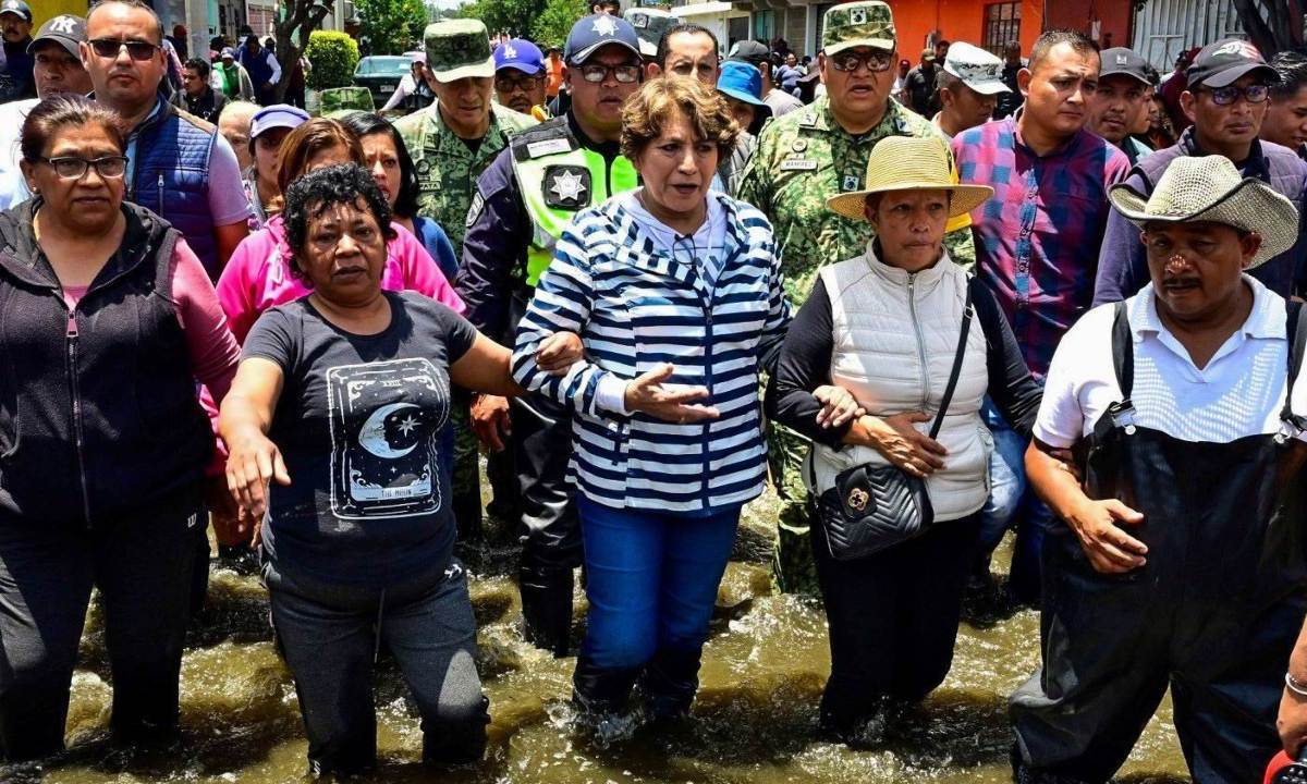 La gobernadora del Estado de México, Delfina Gómez Álvarez, realizó un recorrido por las colonias afectadas por las inundaciones en Chalco