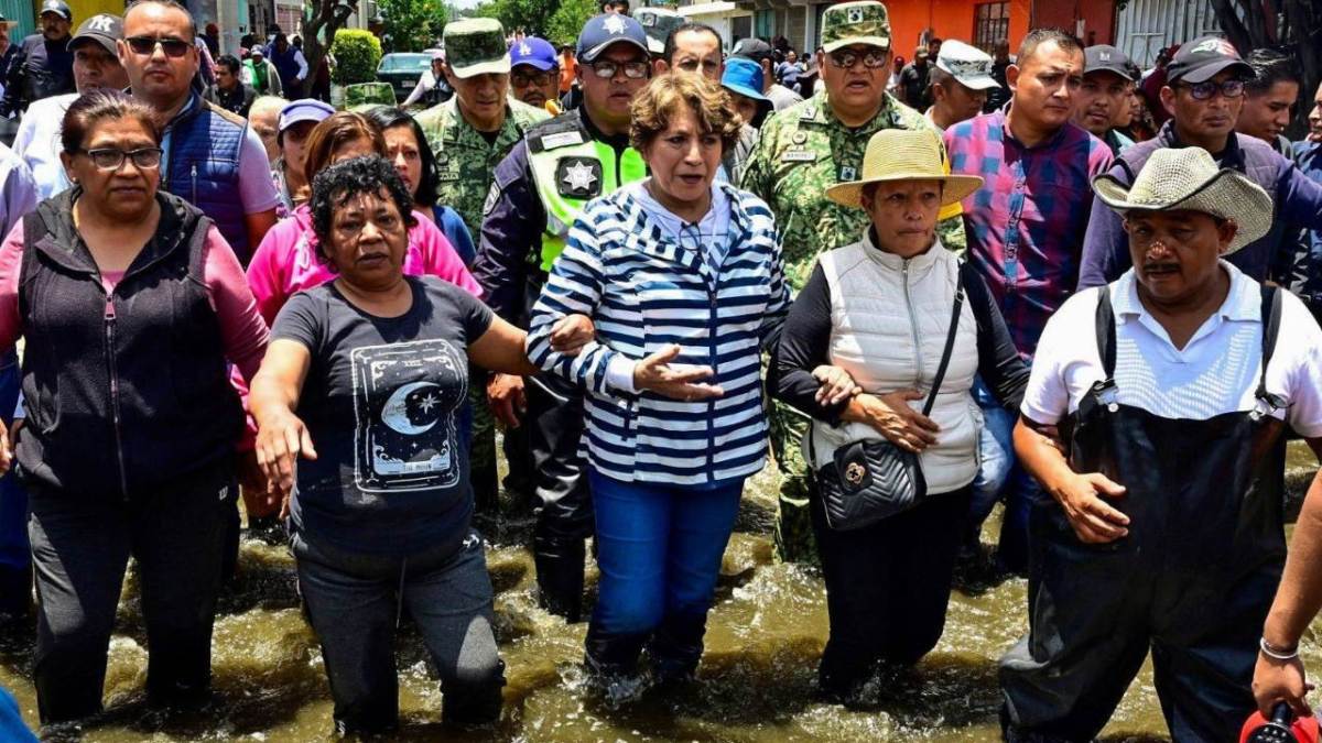 La gobernadora del Estado de México, Delfina Gómez Álvarez, realizó un recorrido por las colonias afectadas por las inundaciones en Chalco