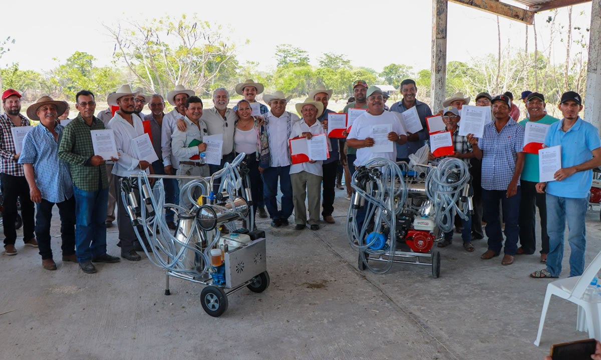 entrega de máquinas ordeñadoras en Carmen Campeche