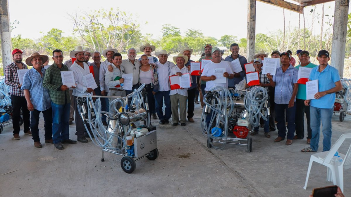 entrega de máquinas ordeñadoras en Carmen Campeche