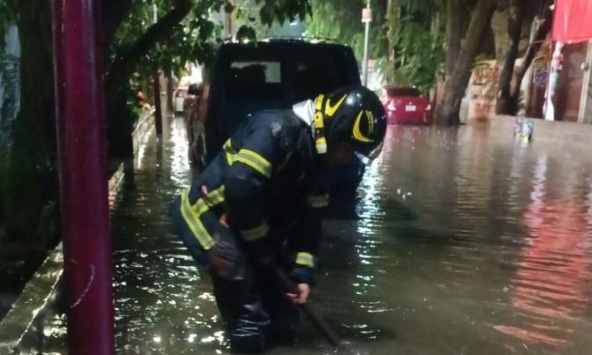 Fenómeno. En Tlalpan se registró un encharcamiento en la calle Porvenir, colonia Las Arboledas.