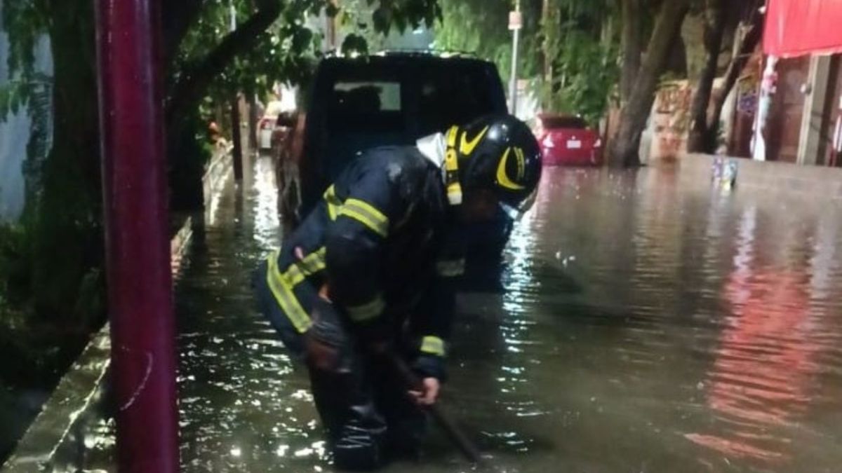 Fenómeno. En Tlalpan se registró un encharcamiento en la calle Porvenir, colonia Las Arboledas.