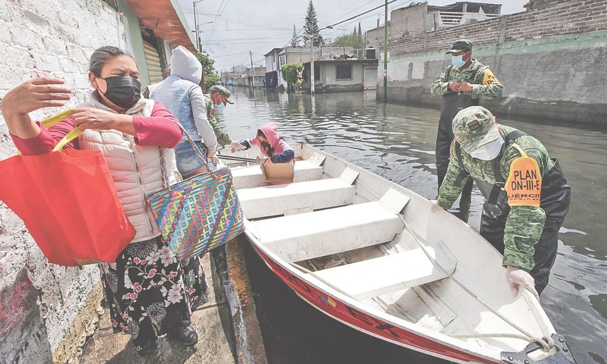 TRAGEDIA. Una de las causas de la inundación es un tapón de basura en el colector Solidaridad.