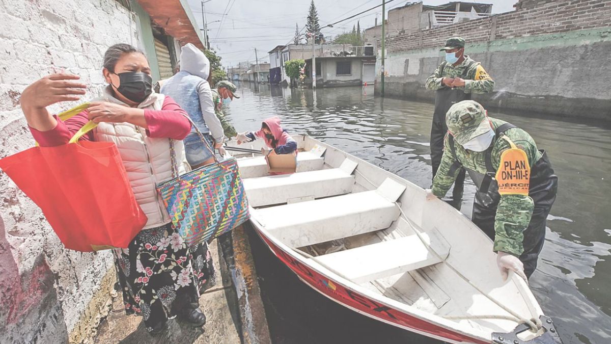 TRAGEDIA. Una de las causas de la inundación es un tapón de basura en el colector Solidaridad.