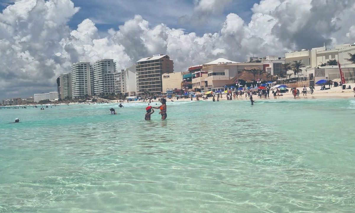 LIMPIO. Actualmente se puede ver una notable ausencia de la macroalga en las playas de Quintana Roo.