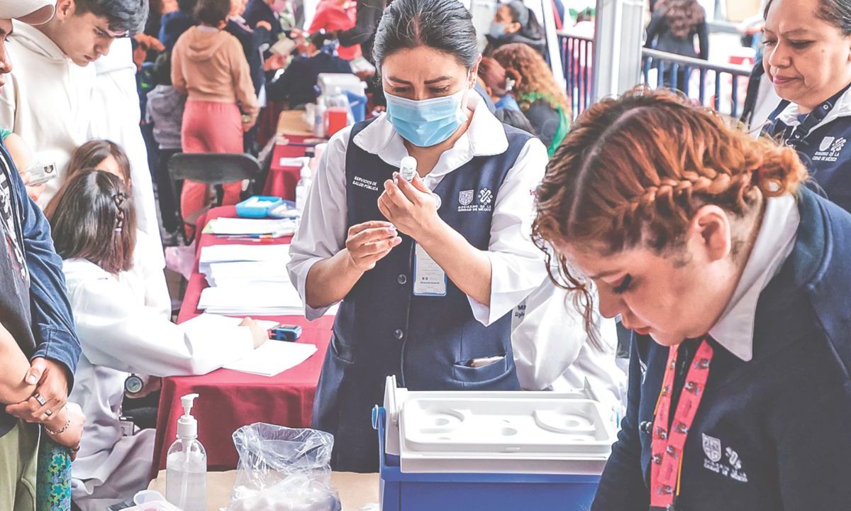 Banderazo. El Gobierno capitalino arrancó la Jornada Nacional de Vacunación en la alcaldía Iztapalapa.