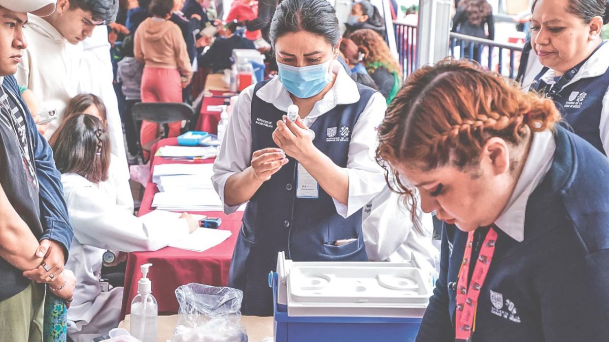 Banderazo. El Gobierno capitalino arrancó la Jornada Nacional de Vacunación en la alcaldía Iztapalapa.